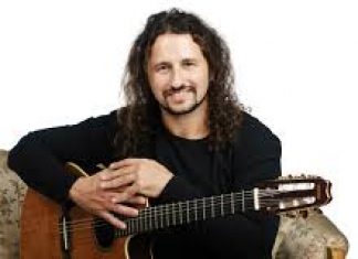 Voz y magia: Martín Alvarado embajador del tango argentino.