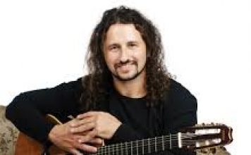 Voz y magia: Martín Alvarado embajador del tango argentino.